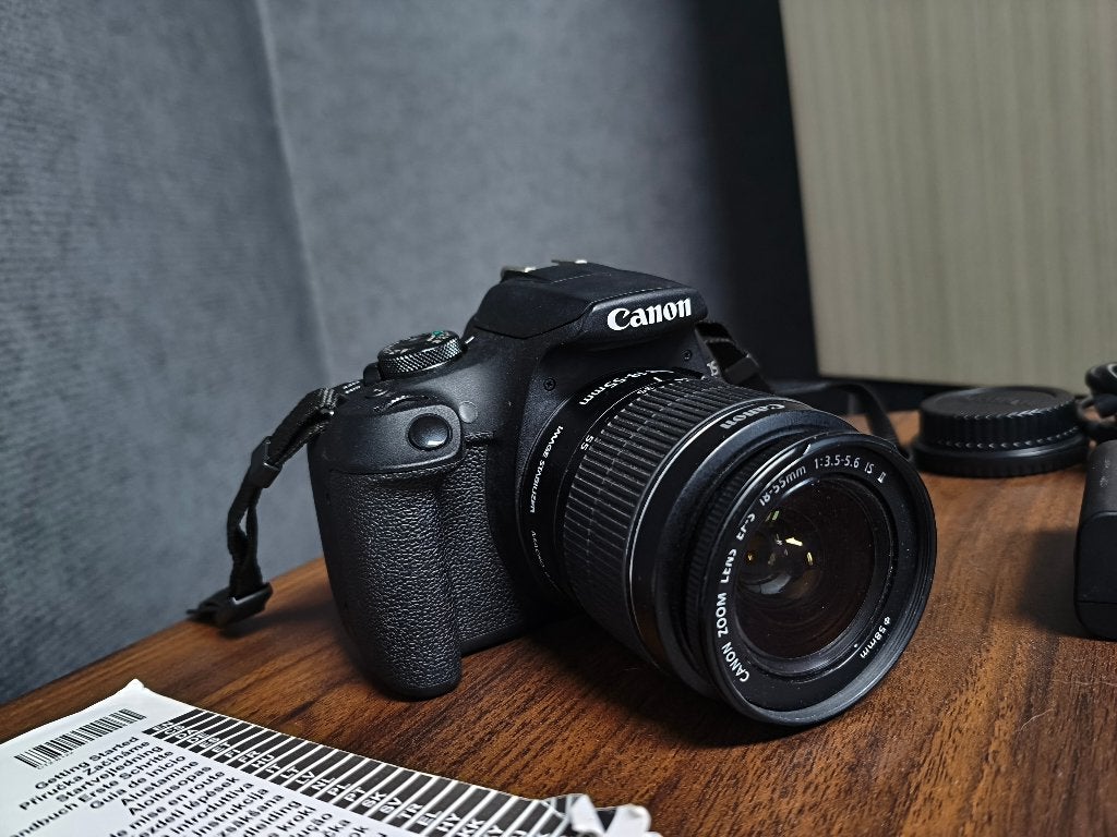 Canon EOS 2000D + EF-S 18-55mm IS II – 2.745 clicks, Spiegelreflex, Canon, Ophalen of Verzenden, Zo goed als nieuw