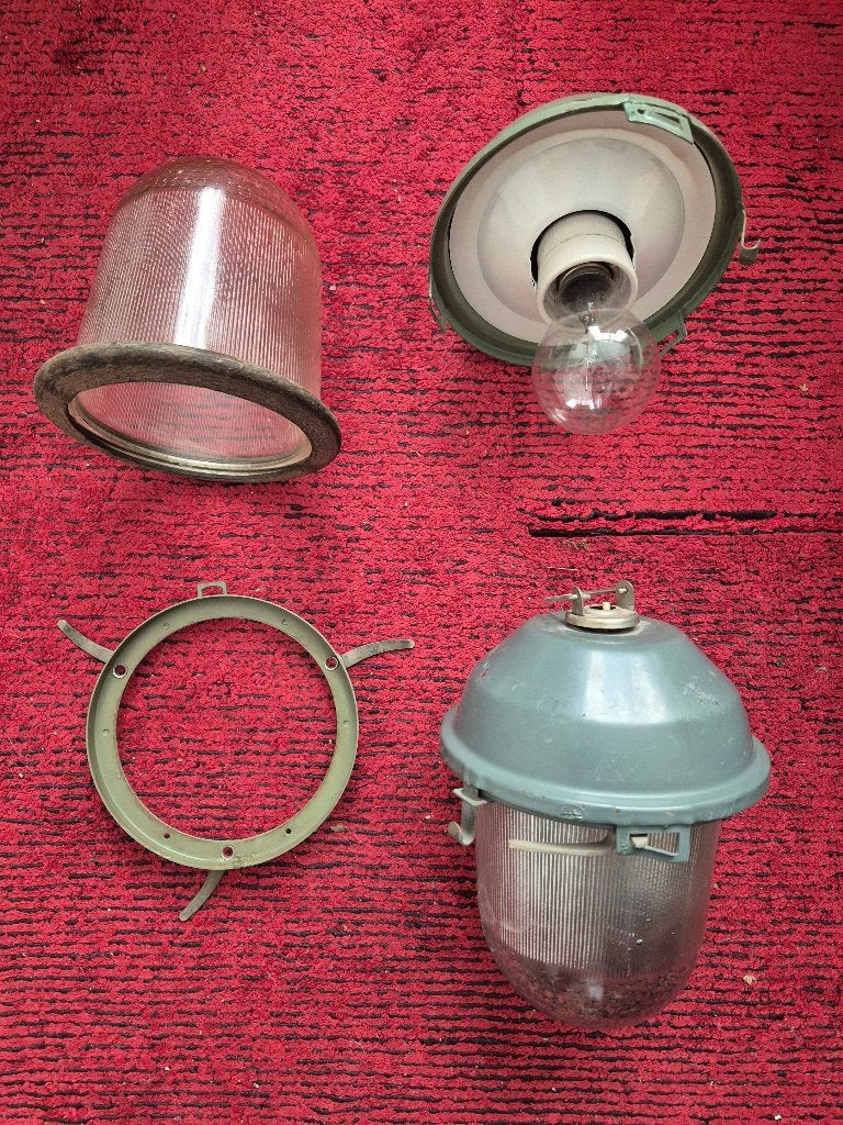 vintage sovjet bunker lampen russisch  2 stuks, Antiek en Kunst, Verzenden