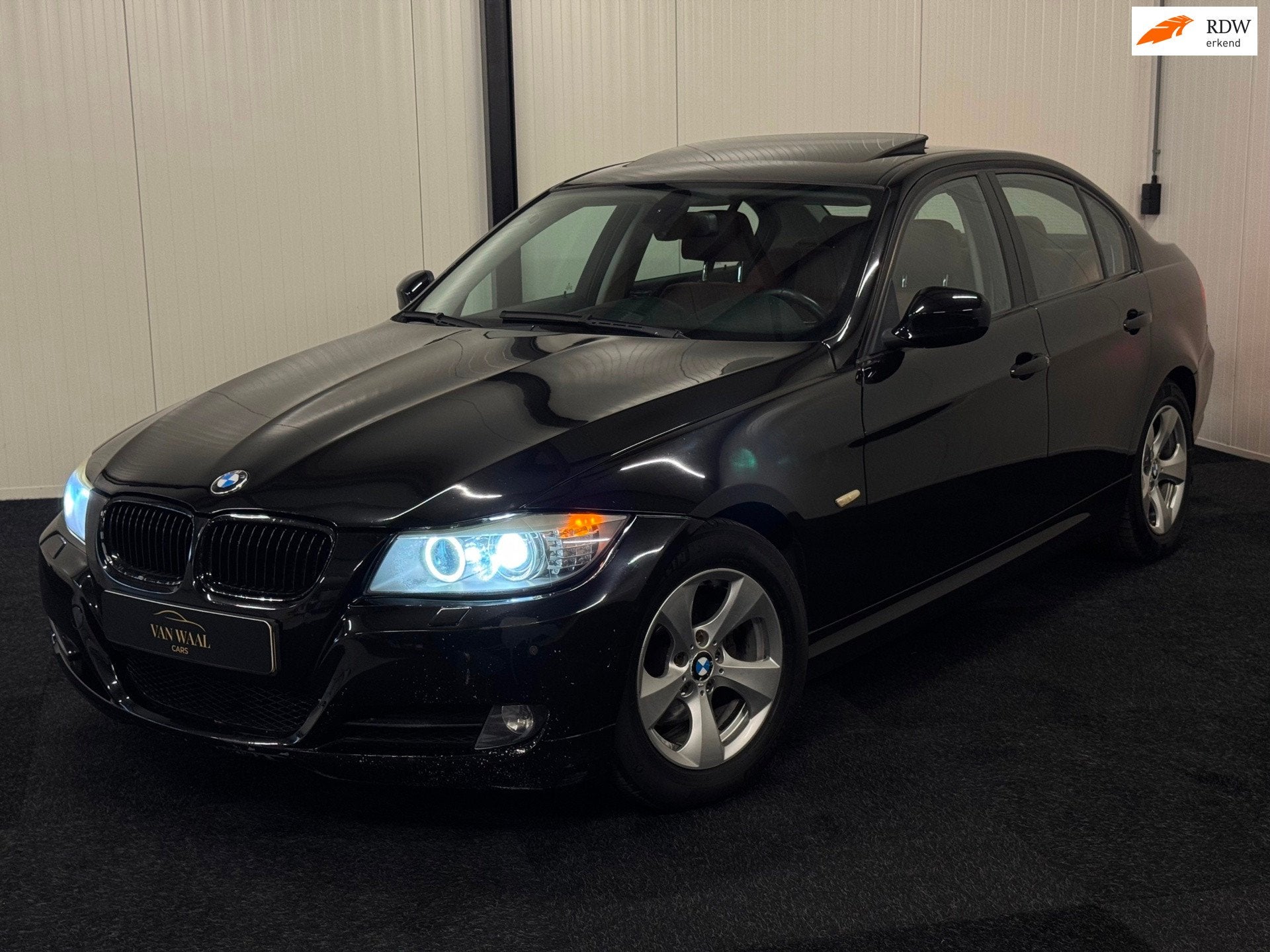 BMW 3-serie 2.0 318d 143PK AUTOMAAT|CARPLAY|FULLOPTION|XENON, Auto's, Automaat, Achterwielaandrijving, Zwart, Leder