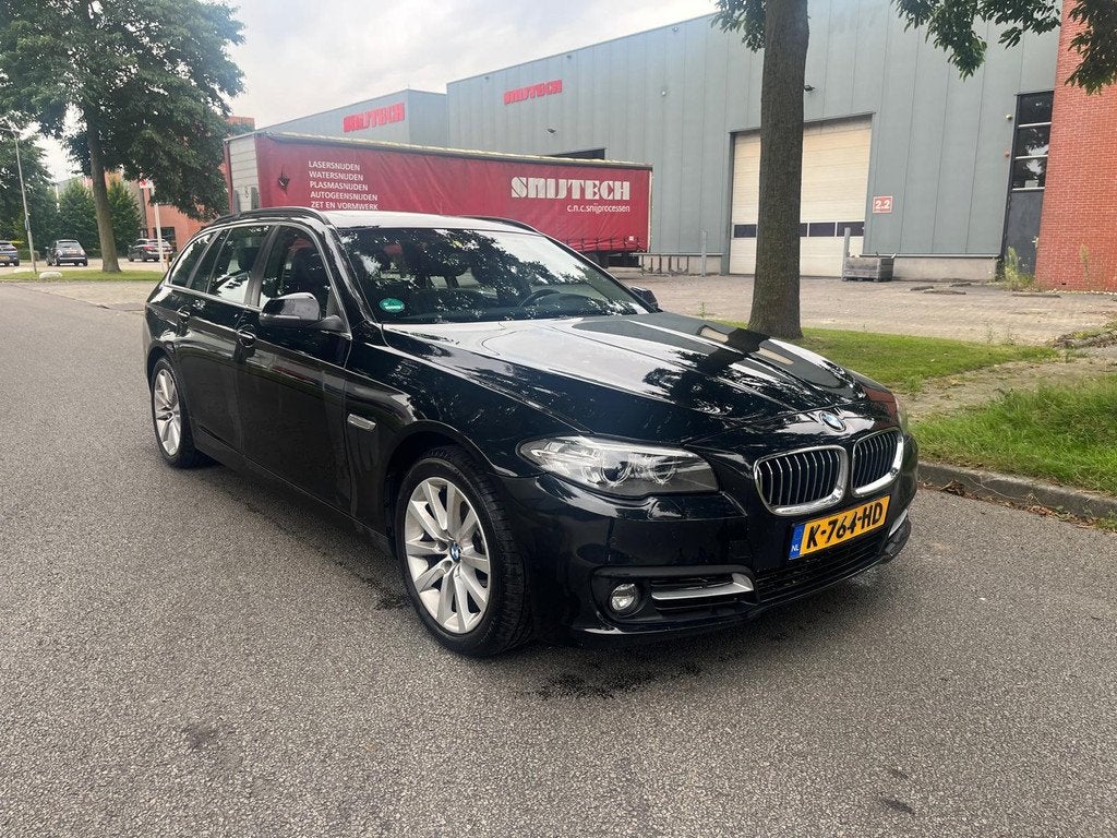 BMW 5-serie Touring 520xd High Executive 4X4 EERSTE EIGENAAR, Auto's, BMW, Automaat, Euro 6, Zwart, Leder