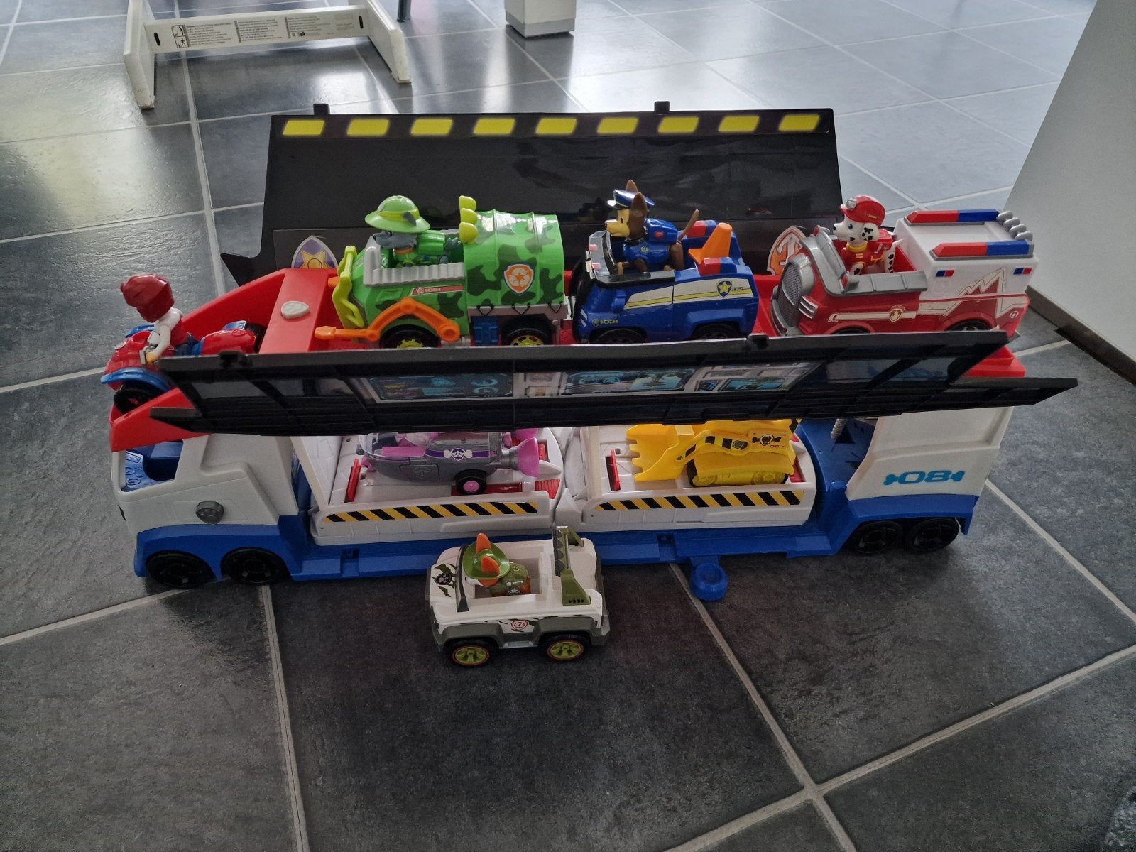 Paw patrol bus met auto's en figuren, Ophalen, Zo goed als nieuw