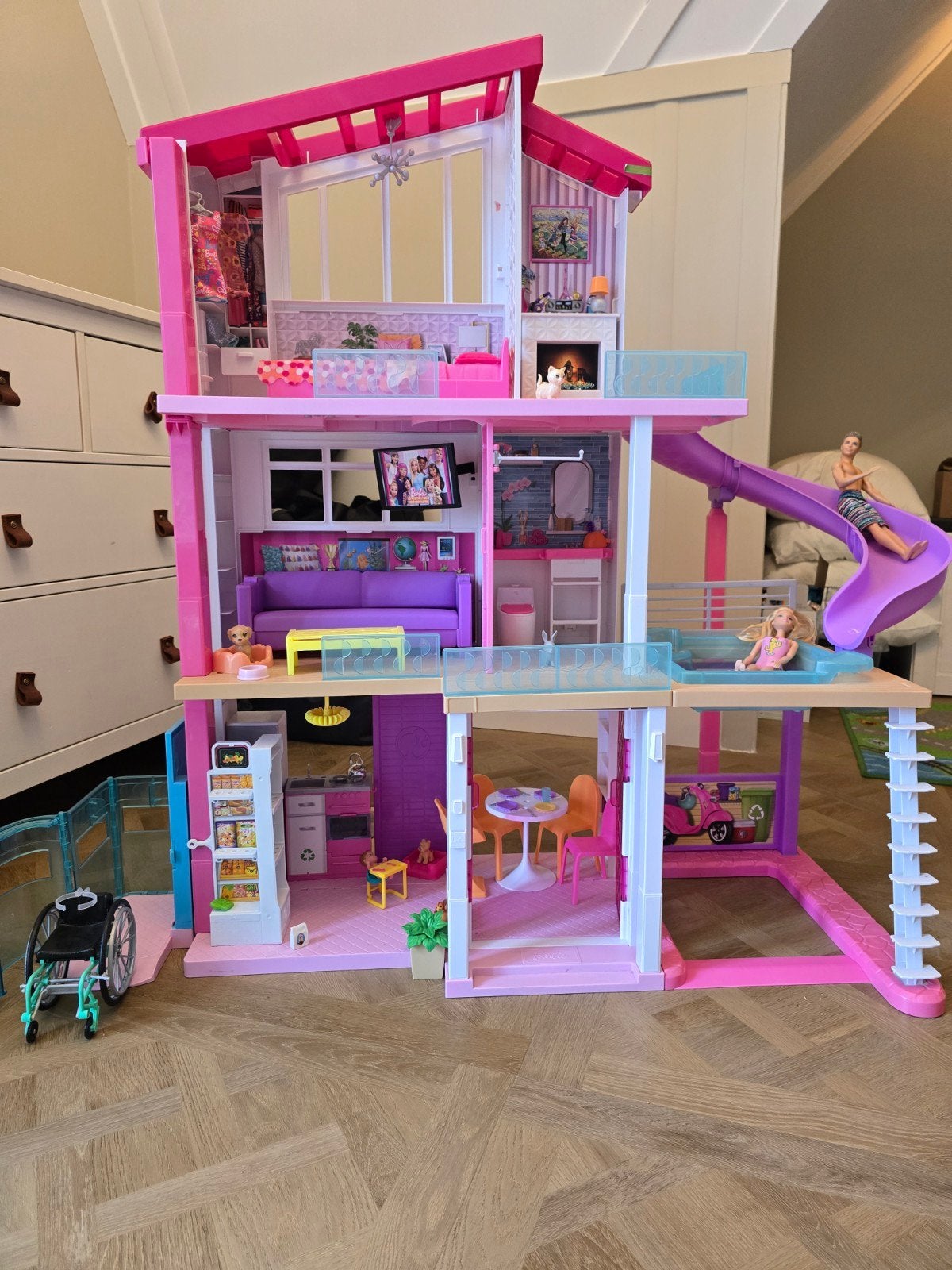 Barbie Droomhuis met inrichting, Barbie en Ken, Ophalen, Zo goed als nieuw, Barbie