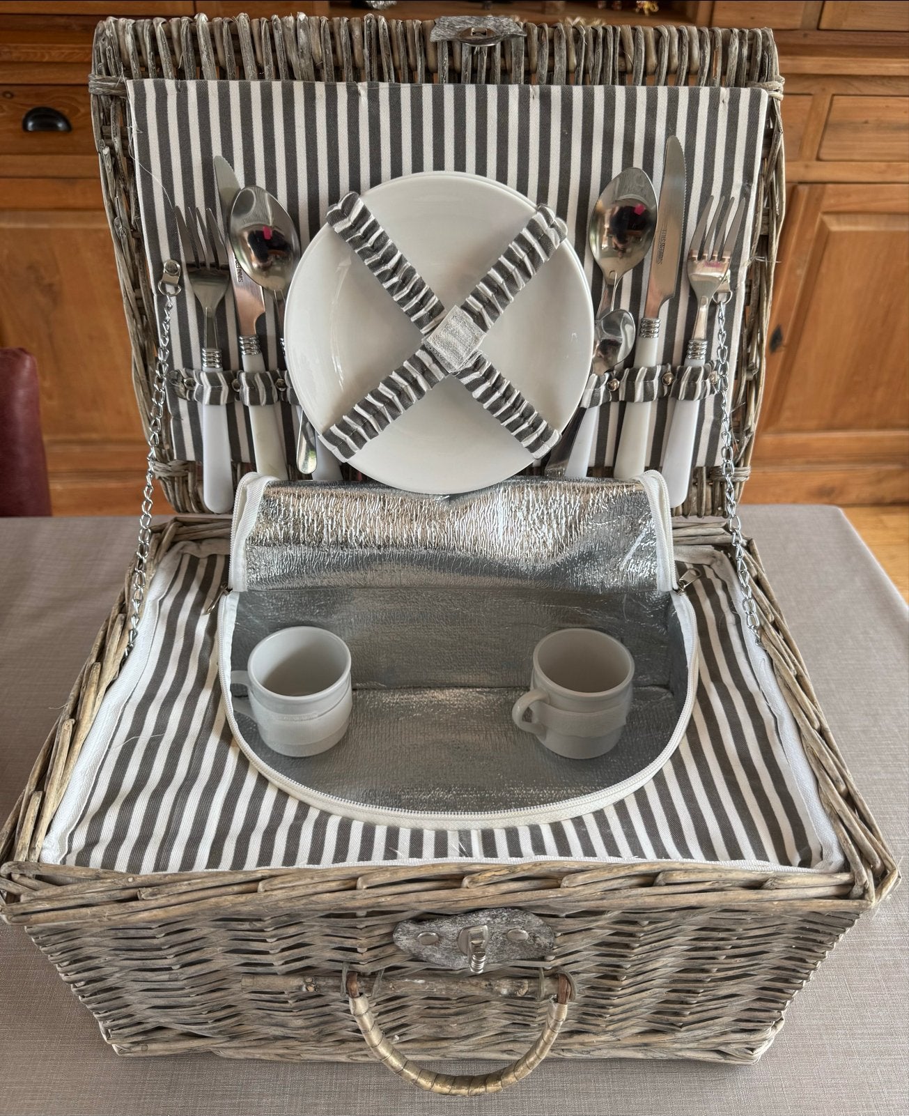 Picknickmand rotan met Servies, Ophalen, Zo goed als nieuw