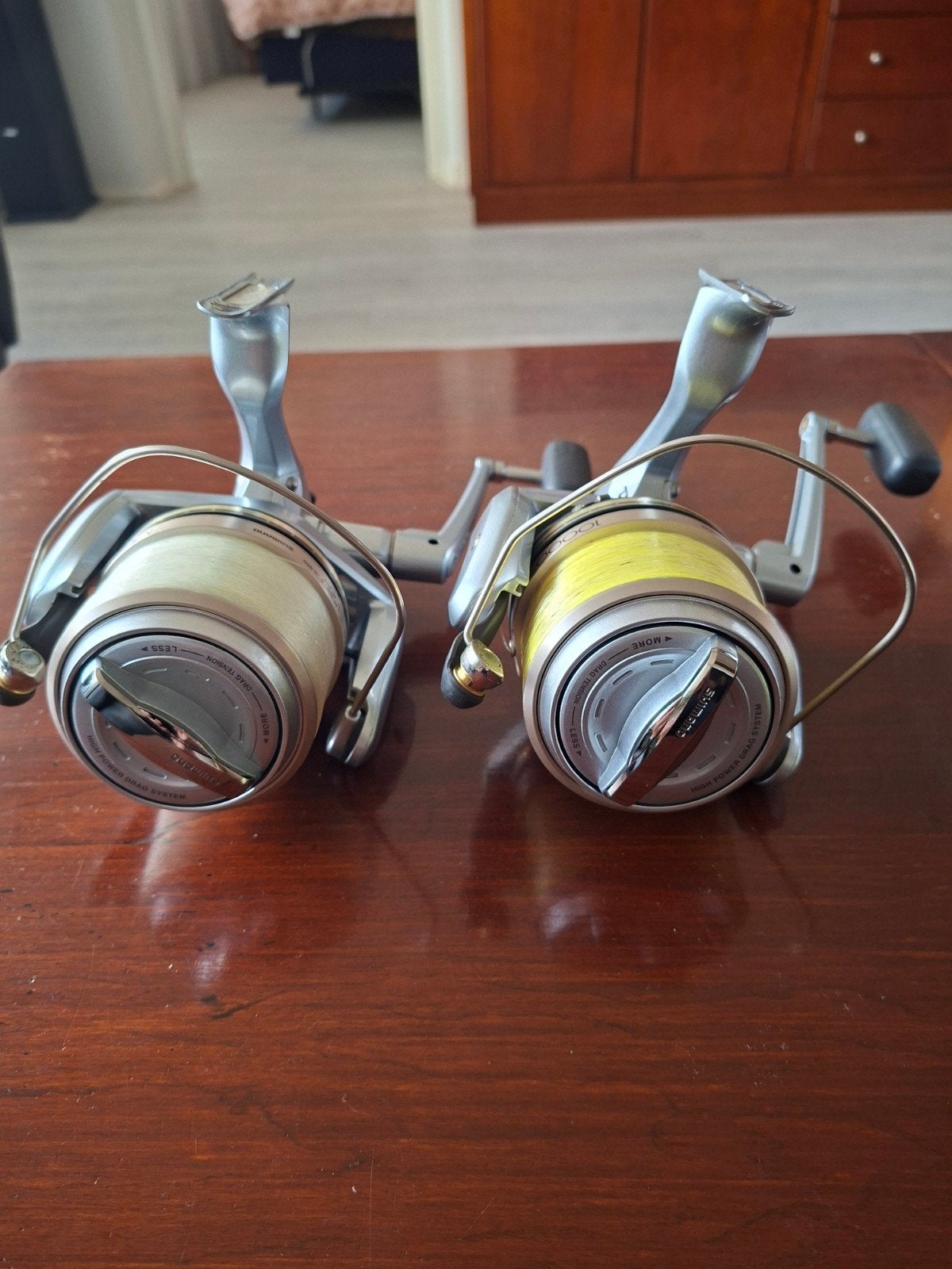 2x Shimano 10.000 serie molens met reservespoelen en tasjes, Ophalen of Verzenden