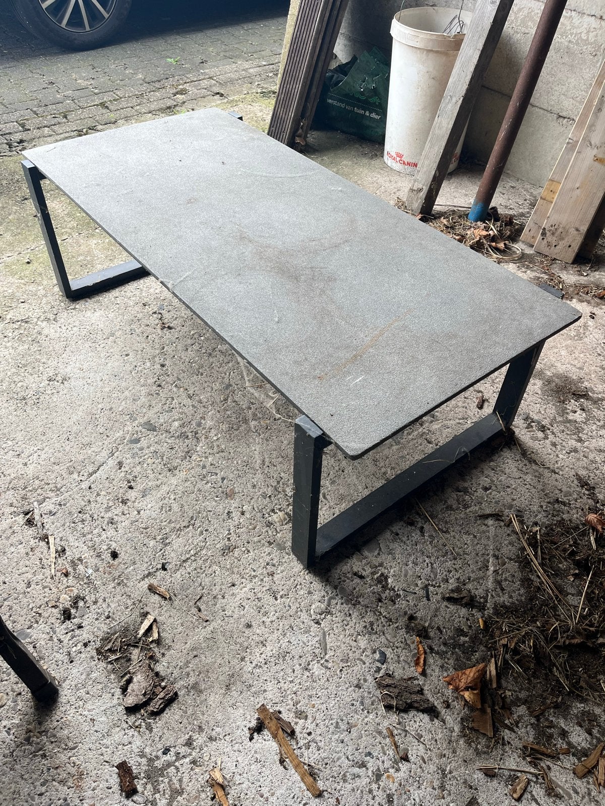 Moderne salontafel met stenen blad en metalen onderstel, Tuin en Terras, Ophalen, Gebruikt, Rechthoekig, Metaal