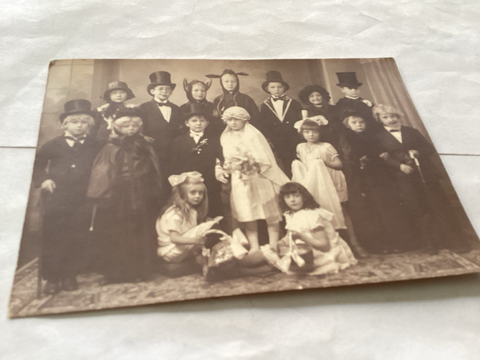 Antieke Foto: Kinderen Verkleed in Kostuums (Voor 1940)9x13, Gebruikt, Foto, Ophalen of Verzenden, Voor 1940