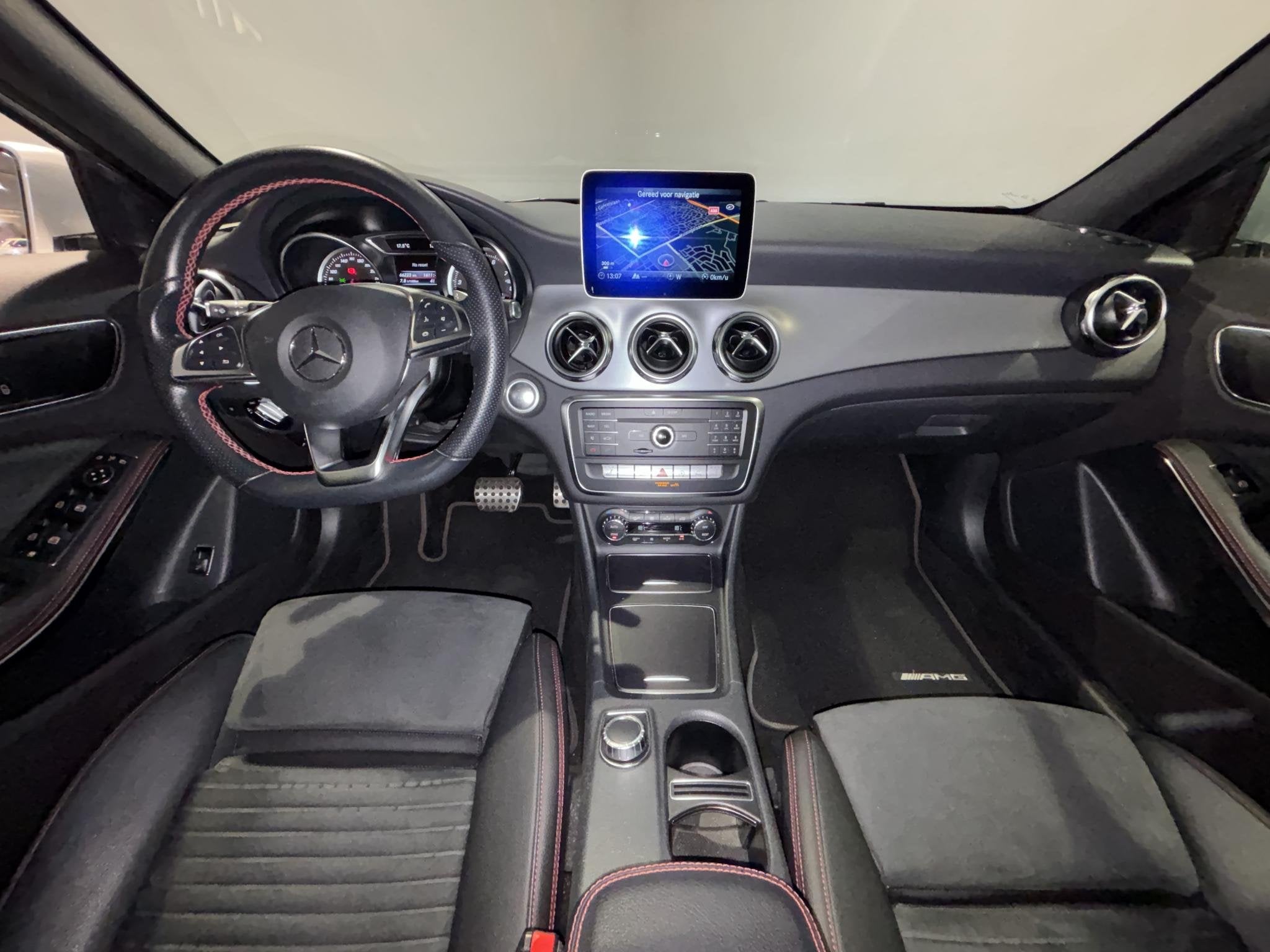Mercedes-Benz GLA-klasse 180 Business Solution AMG Limited N, Auto's, 4 cilinders, 715 kg, Leder en Stof, 122 pk