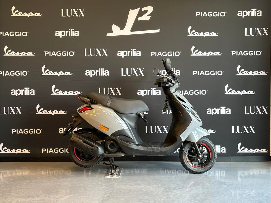 Piaggio Zip | Nardo Grey | Brom | 2025 | 4913 km | 1 eig, ., Maximaal 45 km/u, Zip, Ophalen of Verzenden