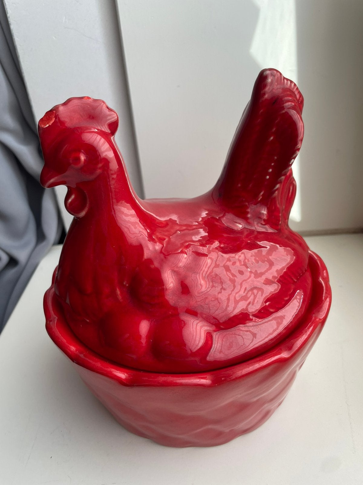 Mooie rode eierschaal - Hen | kip op nest, Huis en Inrichting, Keuken | Servies, Gebruikt, Keramiek, Ophalen of Verzenden, Schaal of Schalen