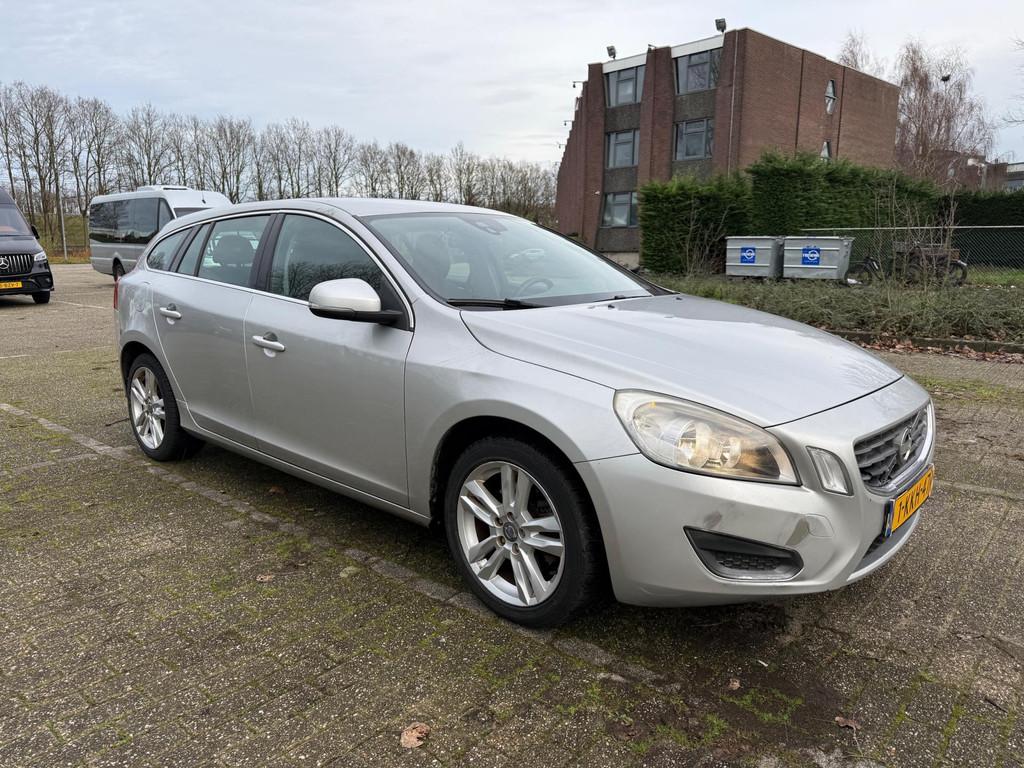 Volvo V60 1.6 D2 Momentum AUTOMAAT NW APK Cruise NAVI, Auto's, Volvo, Euro 5, Stof, Gebruikt, 4 cilinders
