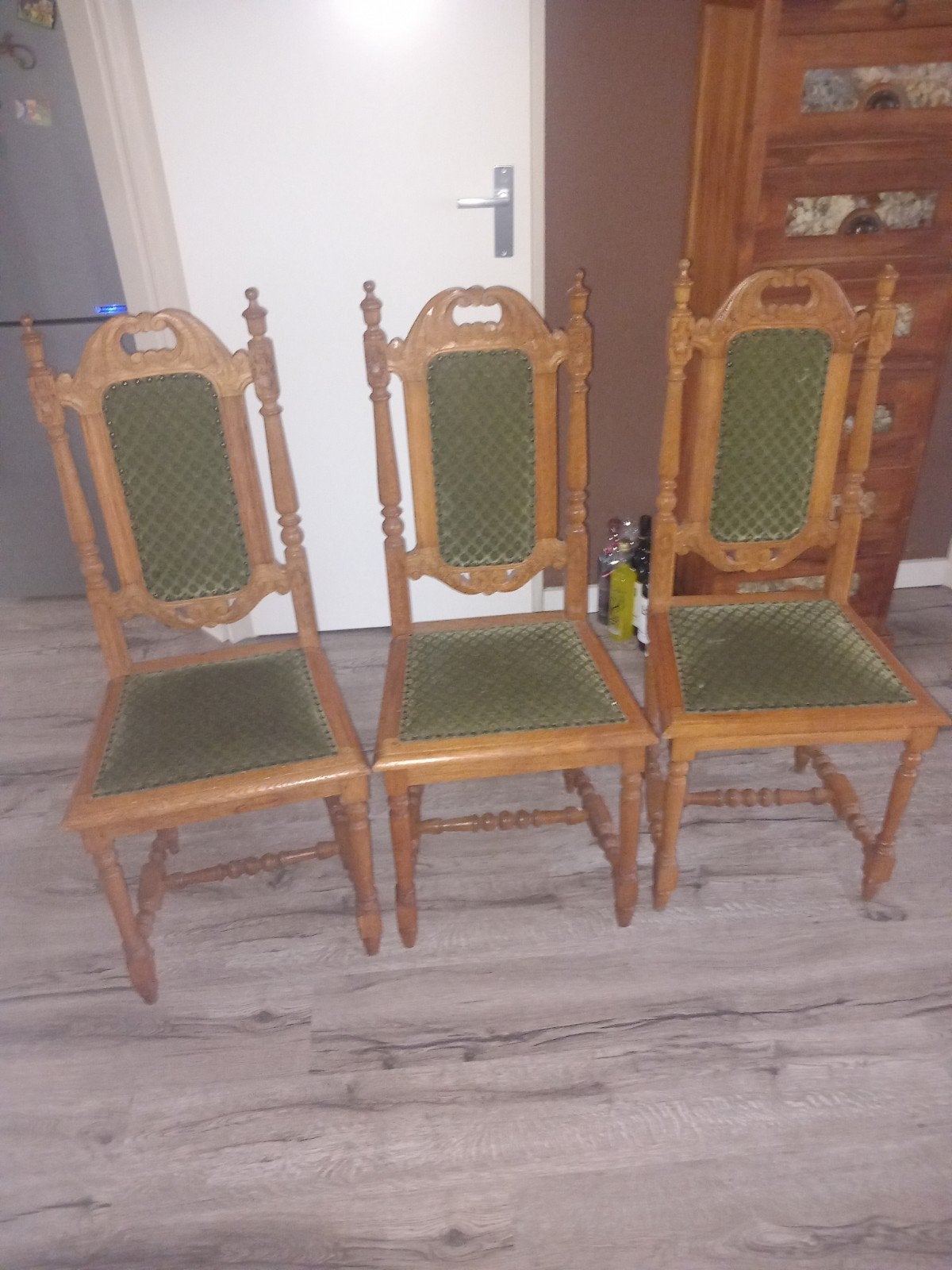 drie kasteelstoelen, Ophalen