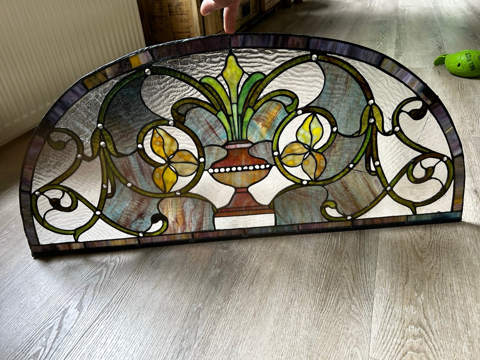 Prachtig glas-in-lood raam met lichte barsten, Ophalen
