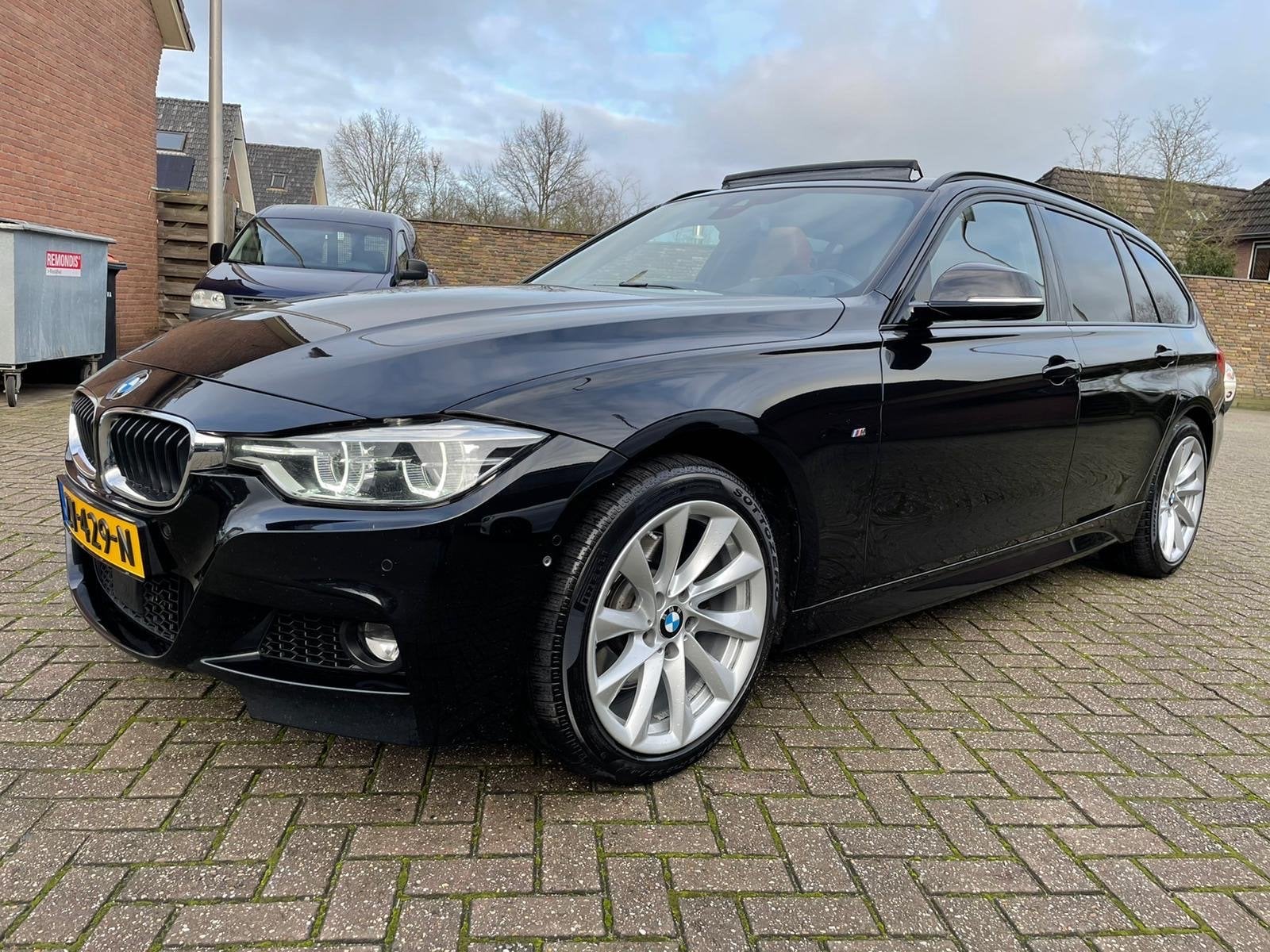 BMW 3-Serie 3.0 330D Xdrive Touring AUT 2016 Zwart