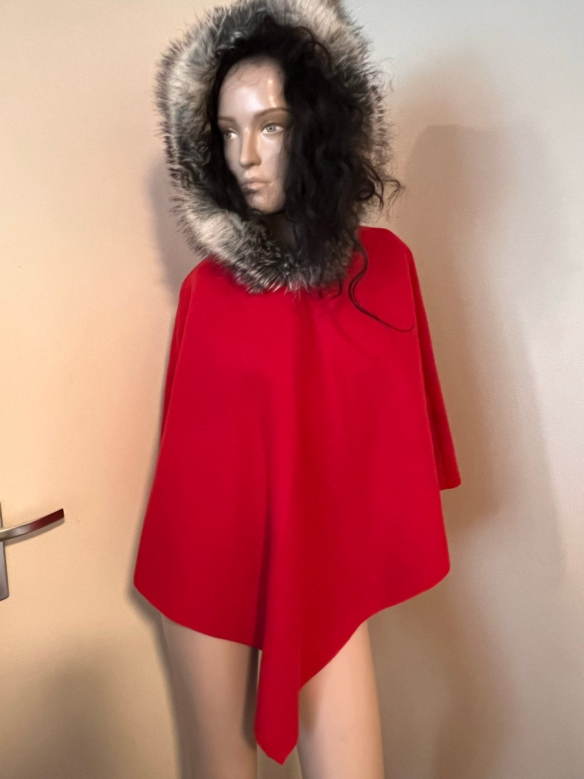 Rode cape met capuchon en imitatiebont, Kleding | Dames, Jassen | Zomer, Nieuw, Maat 38/40 (M), Rood, Verzenden