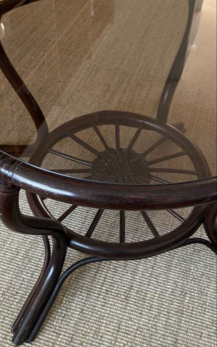Vintage ronde bamboe salontafel met rookglas blad, Ophalen, Rond, 50 tot 100 cm, Zo goed als nieuw