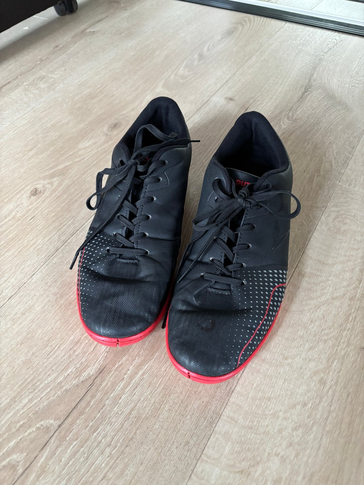 Zwarte sportschoenen met rode zool - Maat 42, Ophalen of Verzenden