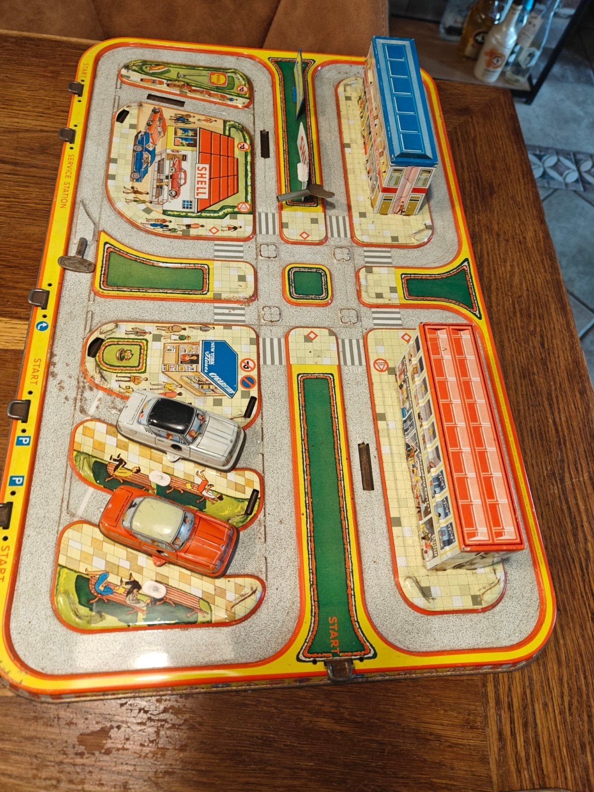 Vintage blikken speelgoedbaan met auto's en gebouwen, Ophalen of Verzenden