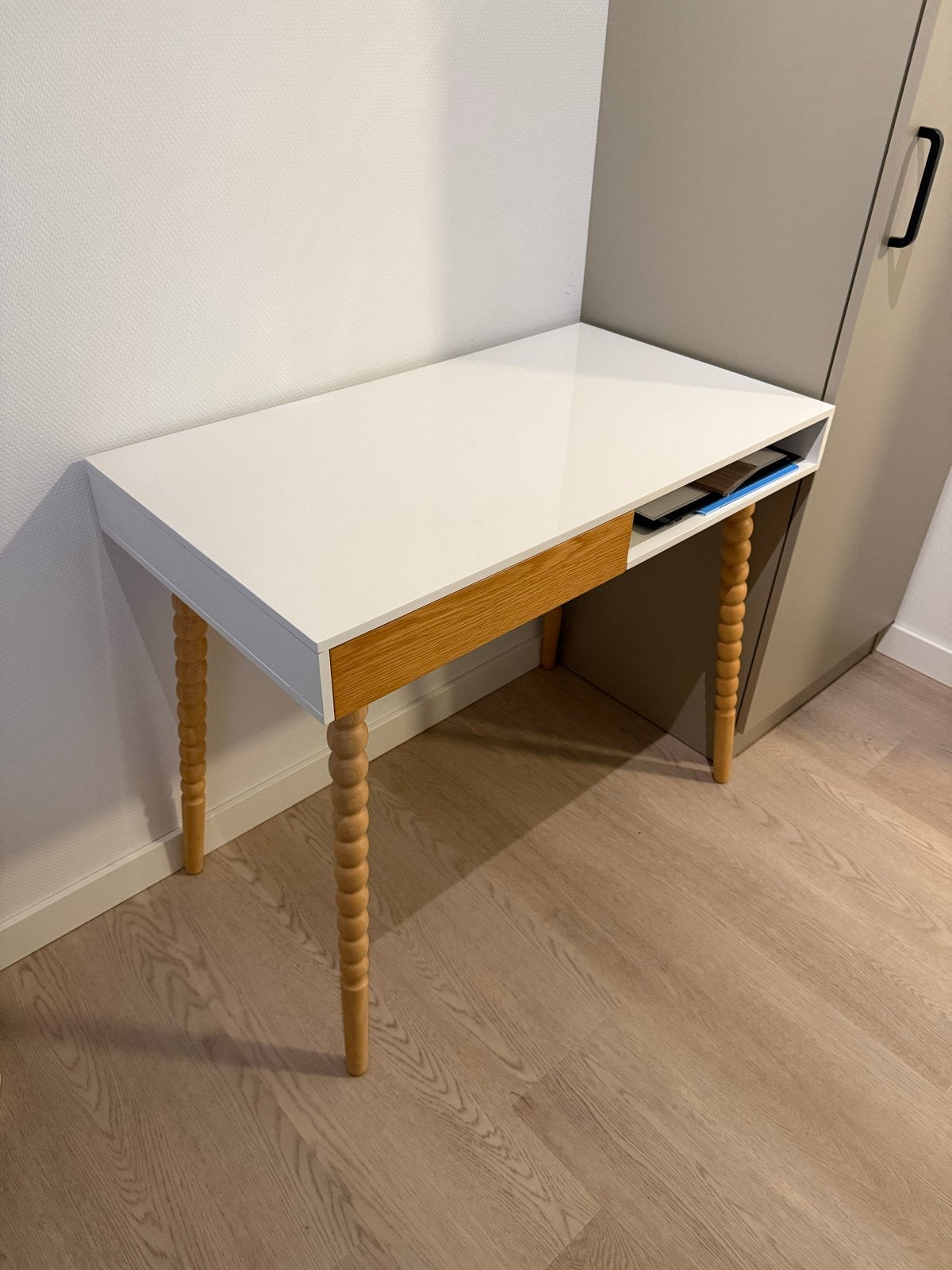 Zuiver wit glanzend bureau met ronde houten poten, Huis en Inrichting, Ophalen, Hout, Zo goed als nieuw, Overige merken