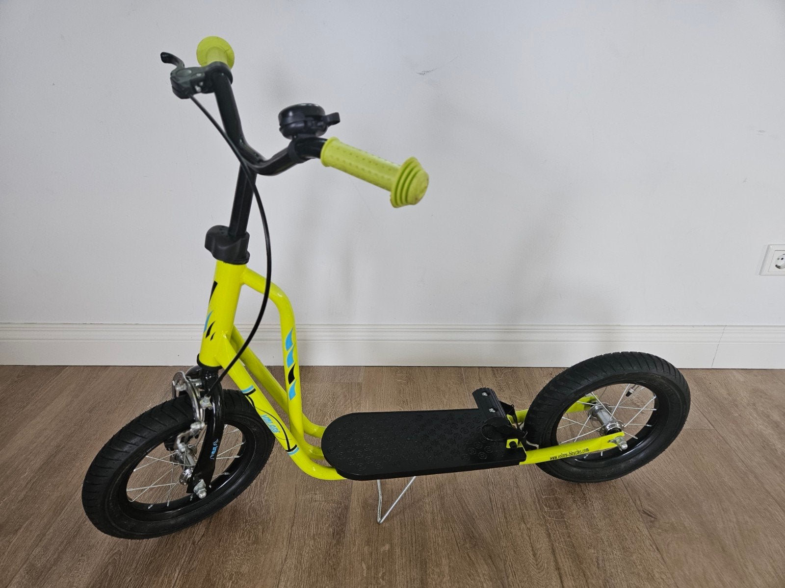 Volare Street step 12 inch geel zwart met handrem en bel, Ophalen, Zo goed als nieuw, Kickbike, Volare
