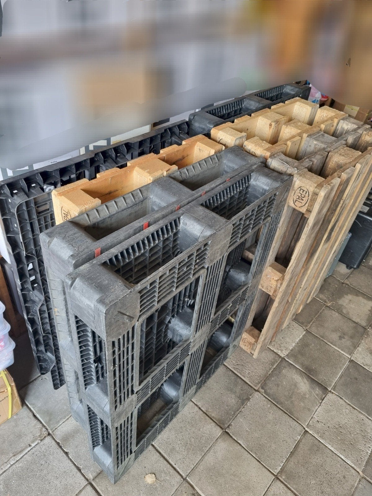 5 houten EPAL pallets en 4 plastic pallets, Ophalen
