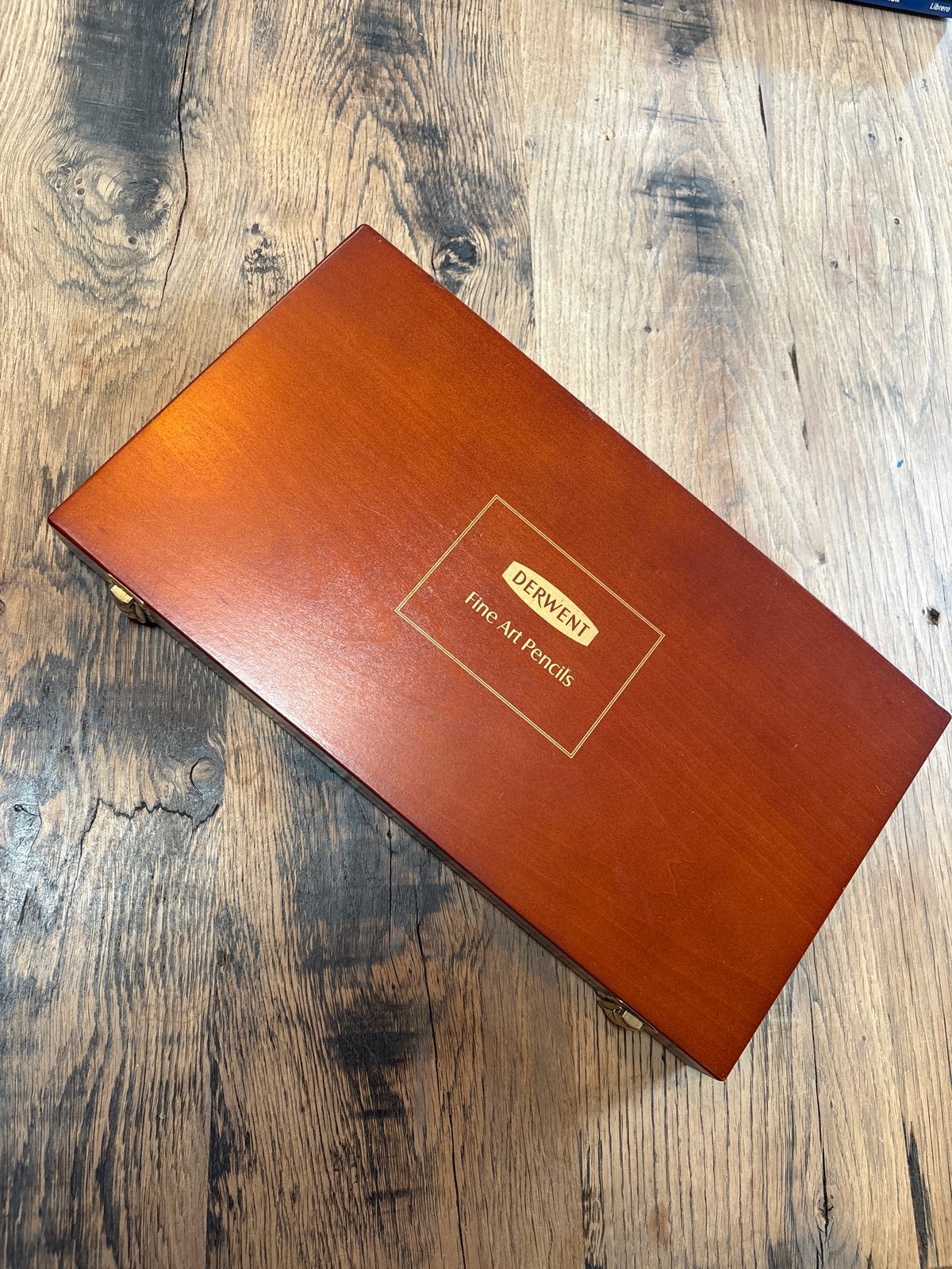Derwent Fine Art Pencils met  houten kist, Hobby en Vrije tijd, Tekenen, Ophalen of Verzenden, Zo goed als nieuw, Potlood of Stift