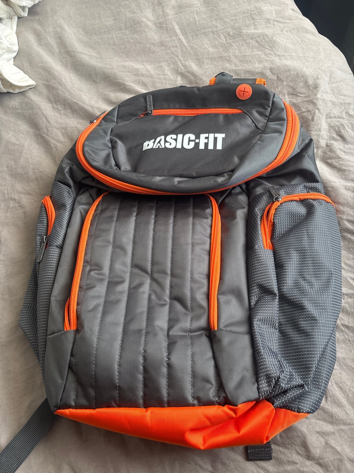 Basic-Fit rugzak - Grijs/Oranje - Zo goed als nieuw, Sieraden, Tassen en Uiterlijk, Tassen | Rugtassen, 25 tot 40 cm, Ophalen of Verzenden