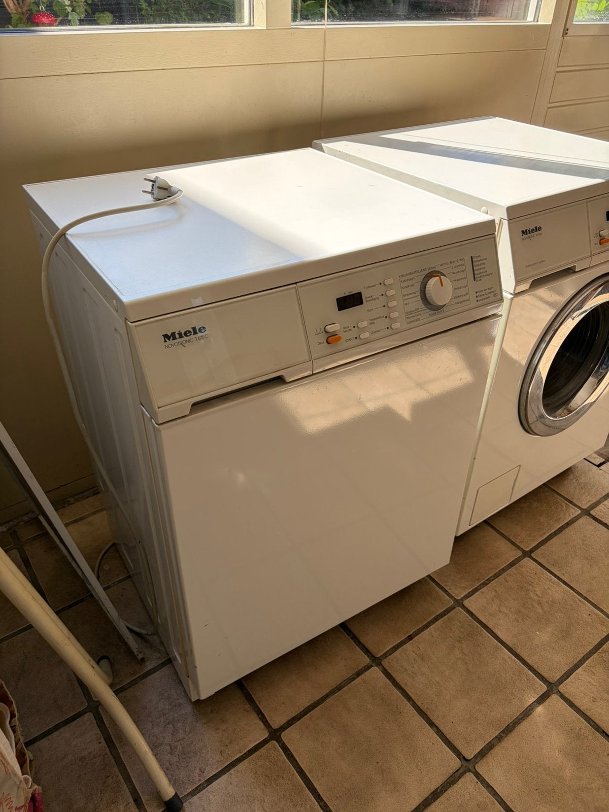 Wasmachine en droger beide van het merk Miele, Ophalen, Gebruikt, 1200 tot 1600 toeren, 85 tot 90 cm
