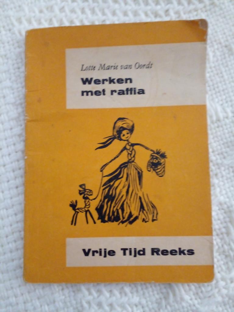 Werken met raffia - Lotte Marie van Oordt (1962), Boeken, Hobby en Vrije tijd, Ophalen of Verzenden
