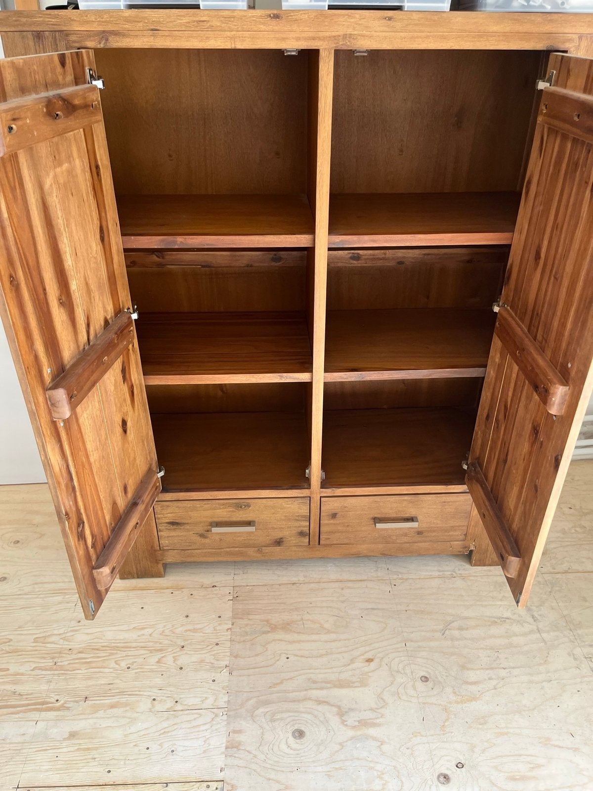 Houten kast met deuren en lades