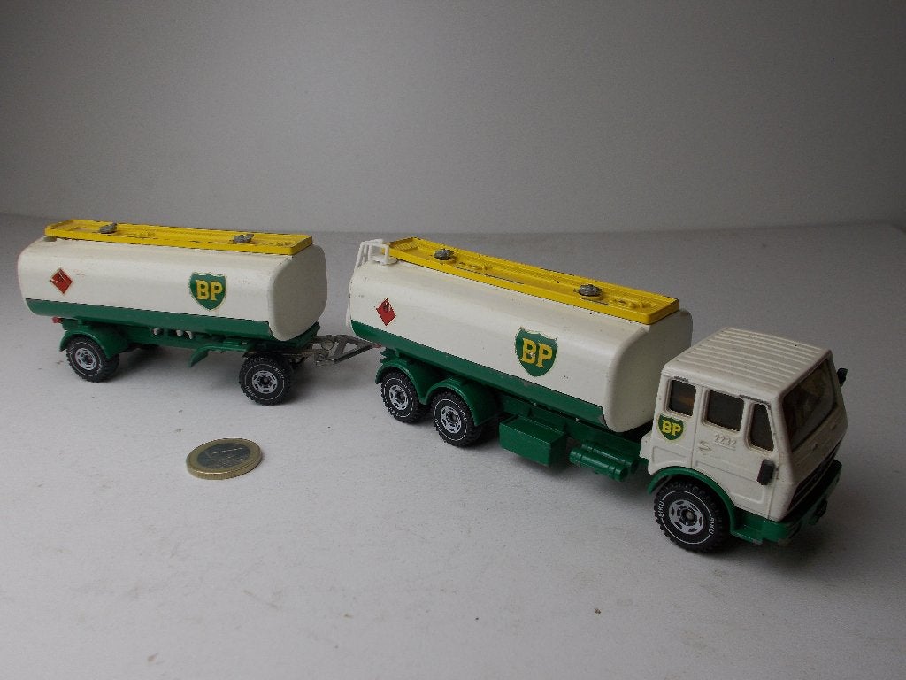 1983 SIKU 2524. BP PETROL TANKER + BP TRAILER. I.g.st!, Hobby en Vrije tijd, Ophalen of Verzenden, Zo goed als nieuw, Bus of Vrachtwagen