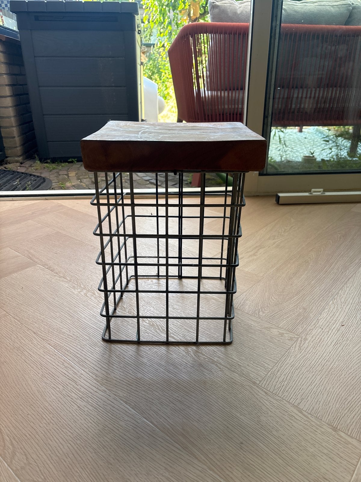 Houten krukje met ijzeren onderstel, Huis en Inrichting, Krukjes, Ophalen, Gebruikt, Hout