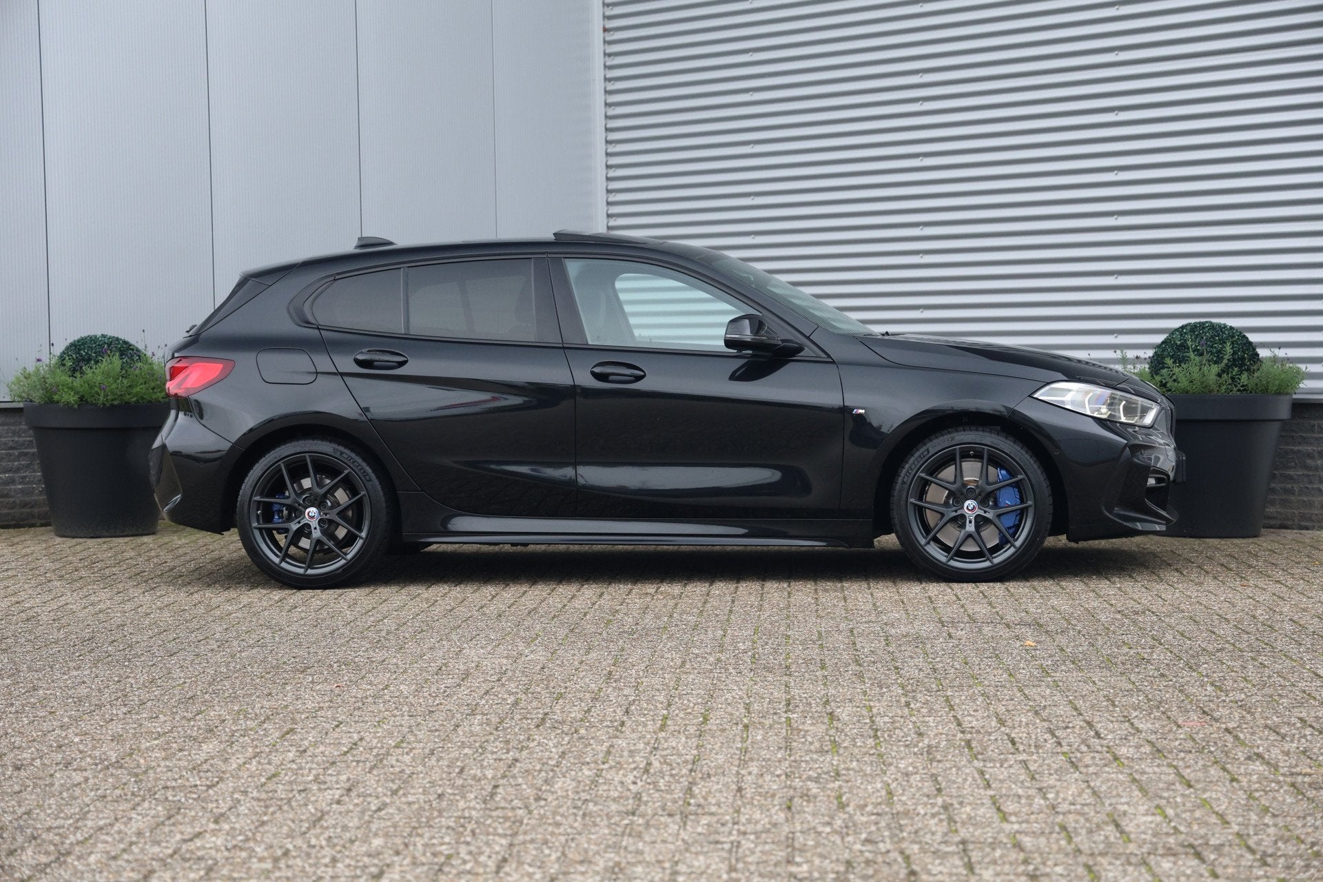 BMW 1-serie 118i M-Sport Aut. NAP|Pano|Stoelvw|Cam|Trekhaak|, Auto's, BMW, Dealer onderhouden, 136 pk, Gebruikt, Zwart