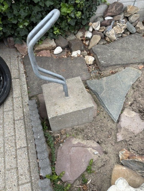 Fietsbeugel staal recht - met betonvoet 300x300x200mm, Ophalen, Gebruikt