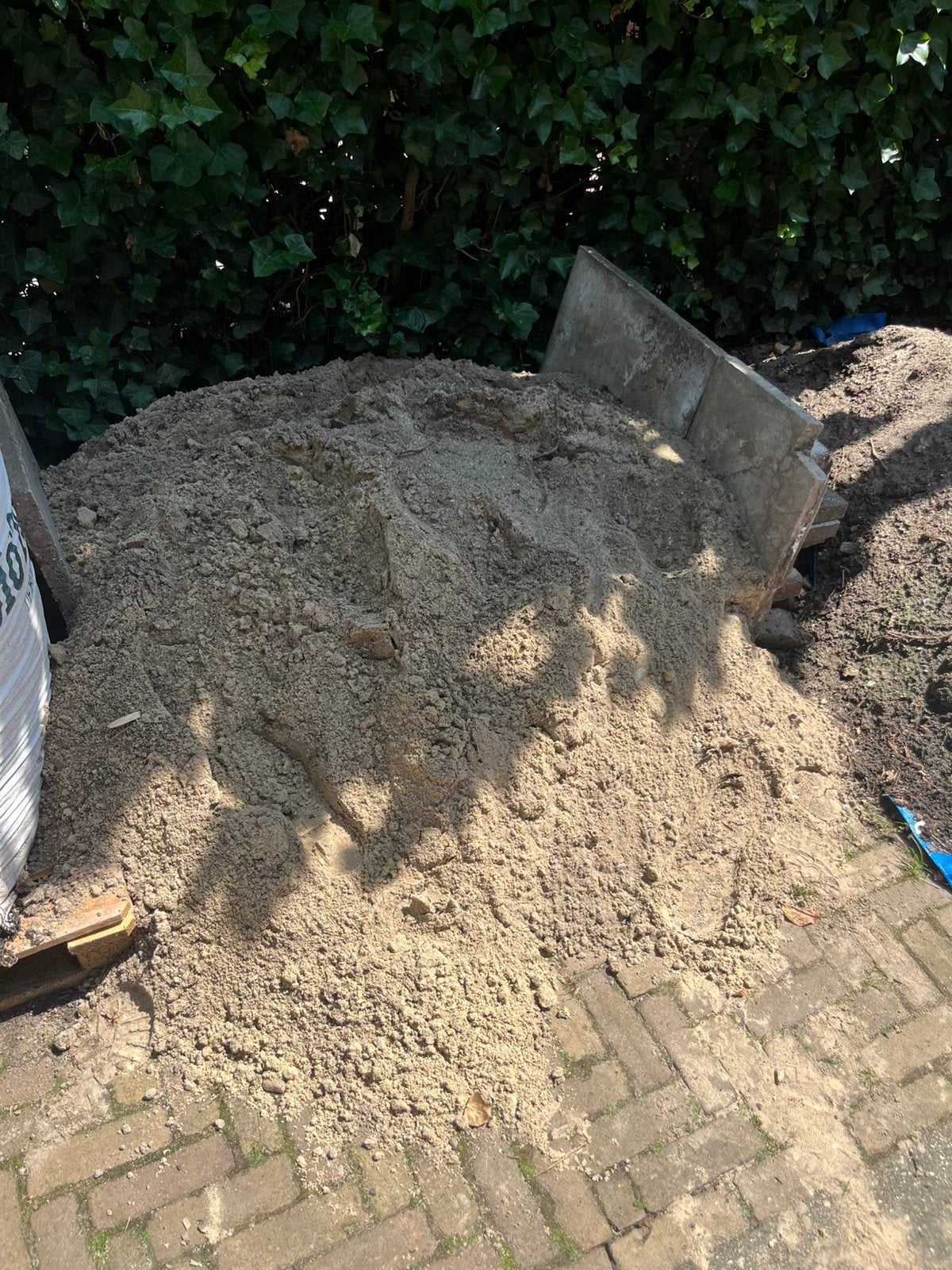 Gratis 2 m3 wit zand en 0,7 m3 zwart zand, Tuin en Terras, Zand, Ophalen, Gebruikt, Ophoogzand