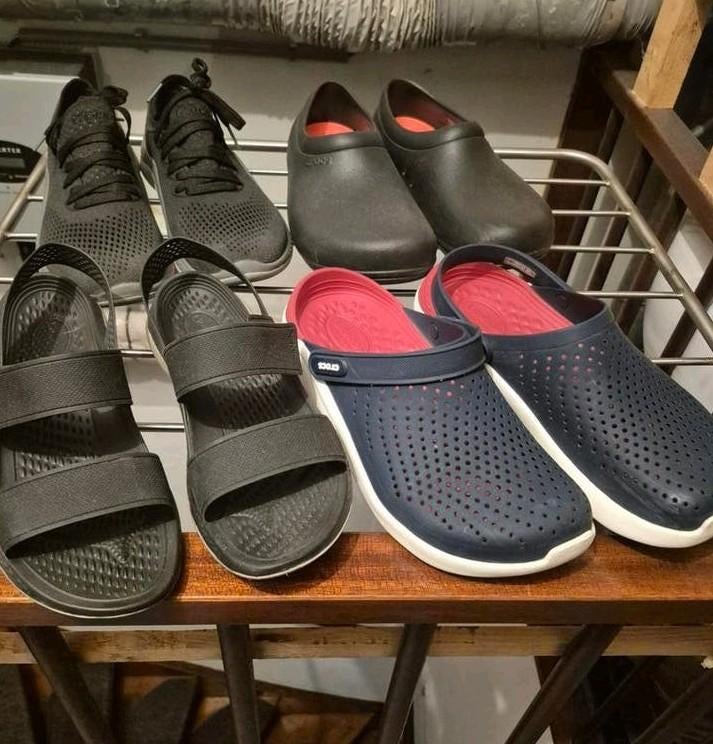 3 paar dames Crocs, Kleding | Dames, Schoenen, Ophalen of Verzenden, Zo goed als nieuw, Zwart, Sandalen of Muiltjes