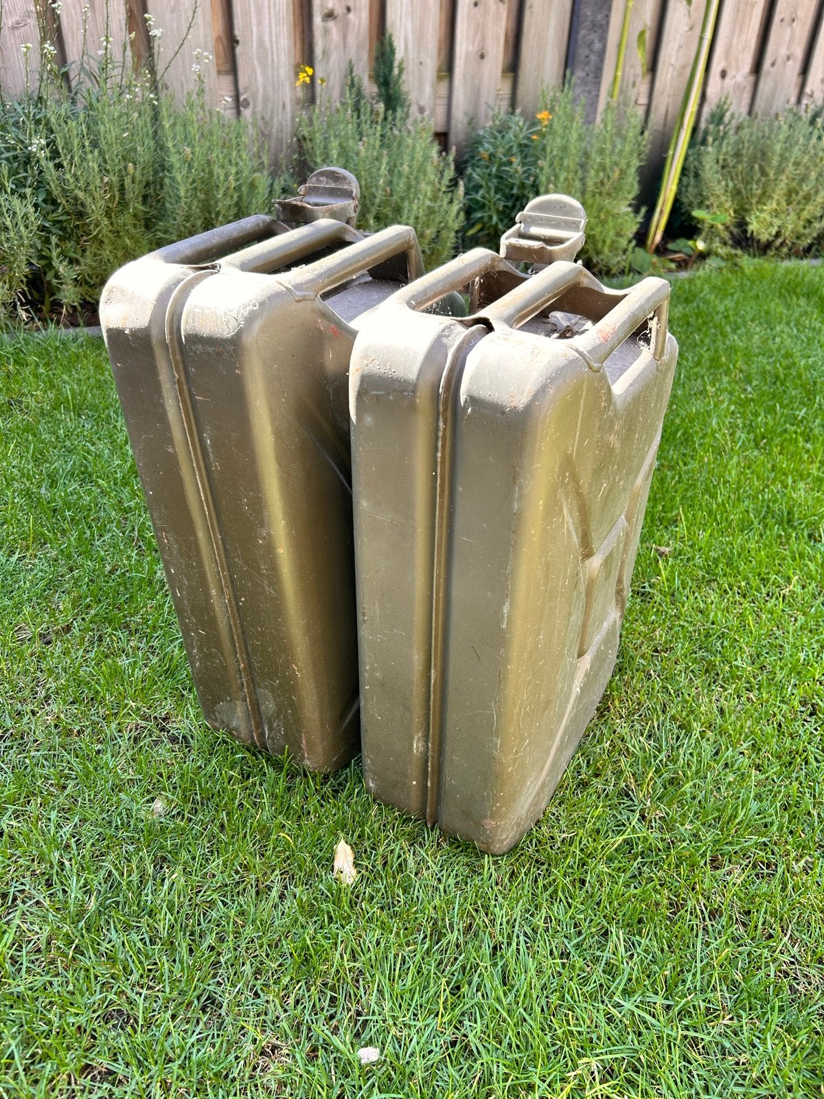 2x Oude Jerrycans - Legergroen - Gebruikt, Ophalen, Gebruikt, Universele onderdelen