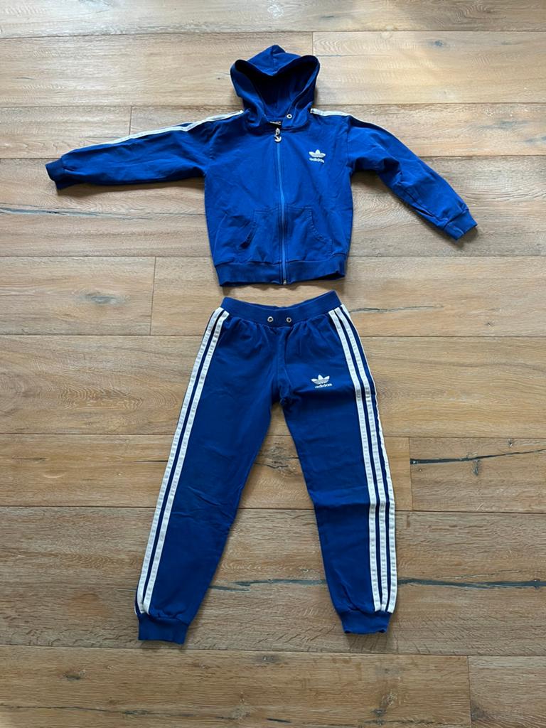 Blauw Adidas trainingspak maat 134, Kinderen en Baby's, Kinderkleding | Maat 134, Ophalen of Verzenden, Gebruikt, Jongen of Meisje