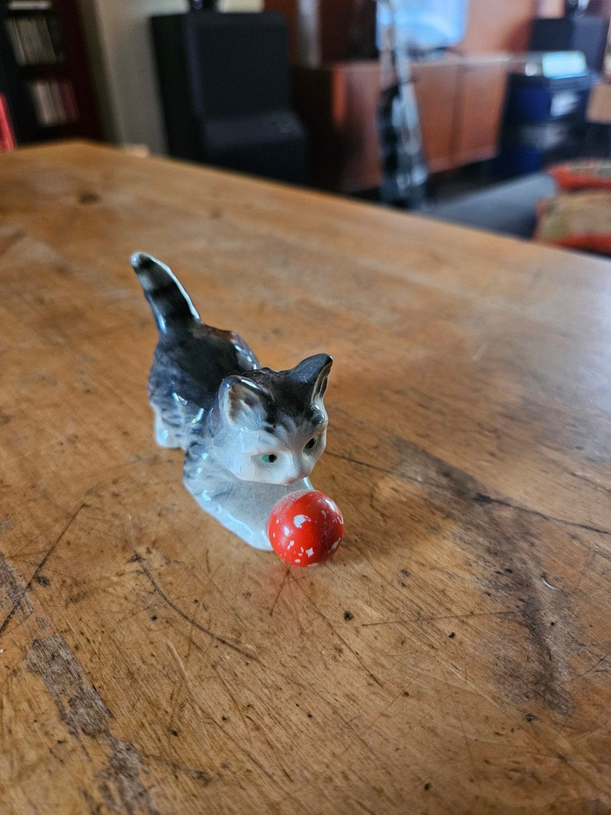 Goebel beeldje Poes Met Bal CK 364, Ophalen of Verzenden, Zo goed als nieuw, Dier
