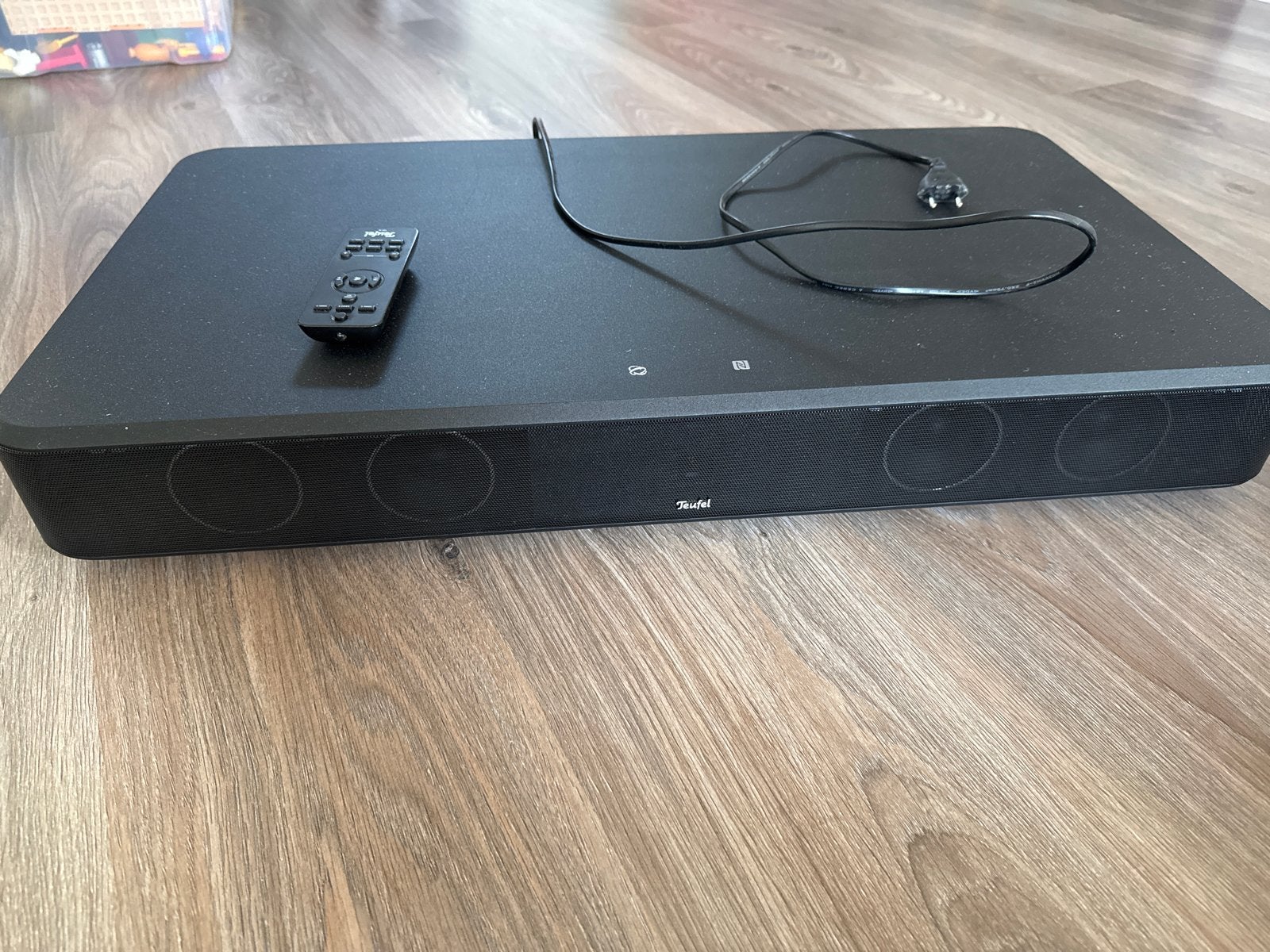 Teufel Cinebase Sounddeck met afstandsbediening en netsnoer