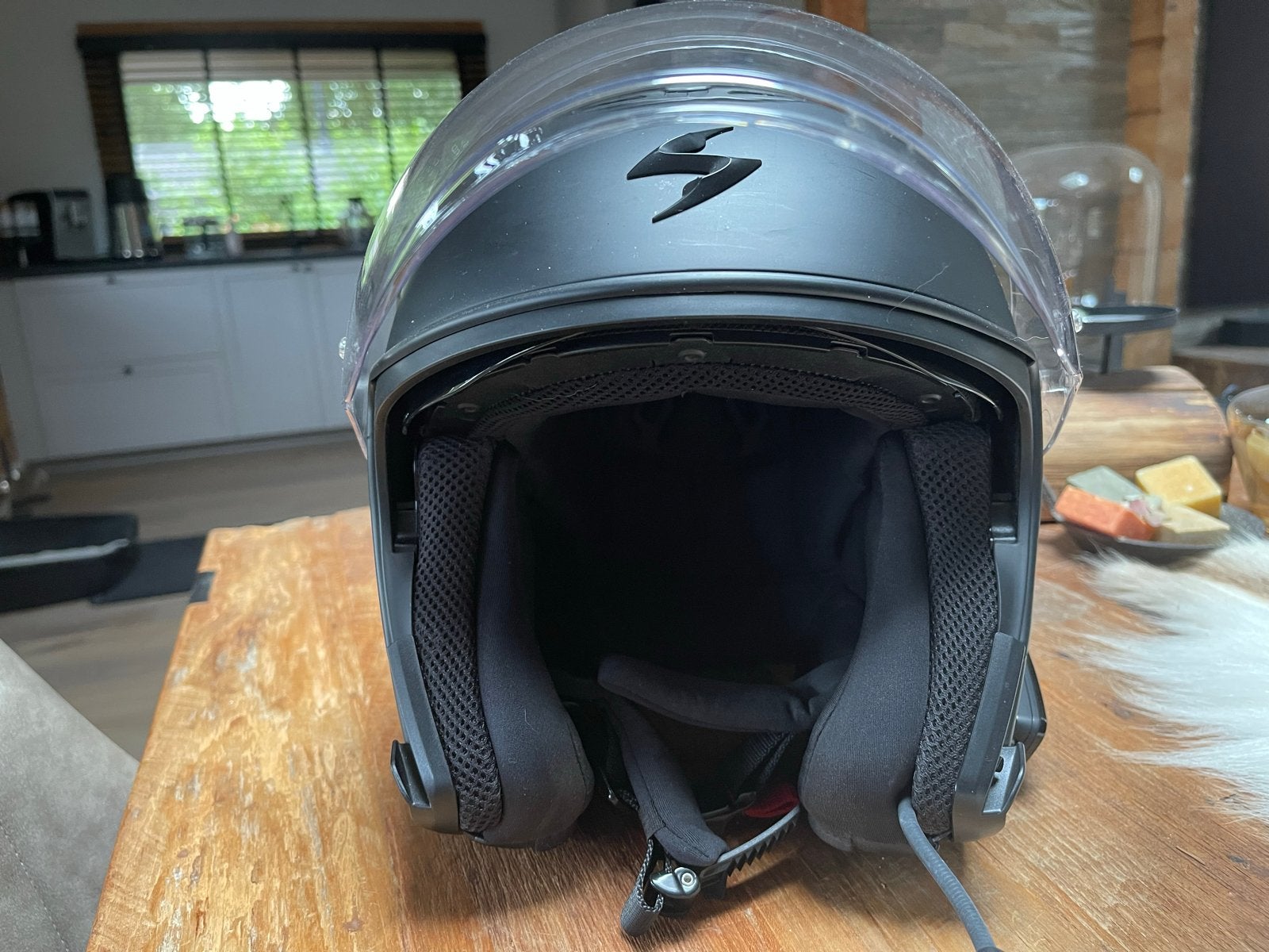 Zo goed als nieuwe Scorpion motorhelm met communicatiesystee, Motoren, Kleding | Motorhelmen, Overige merken, Systeemhelm, Heren