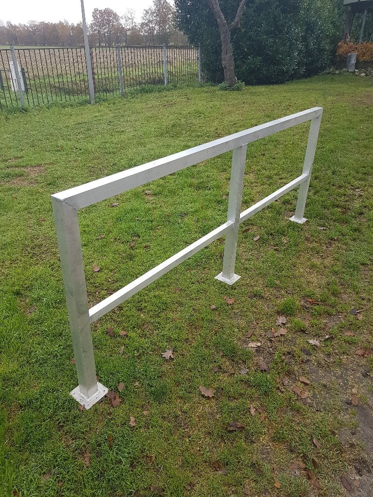 Stevig Metalen Hekwerk / Leuning met Voetplaten Aluminium, Ophalen, Zo goed als nieuw