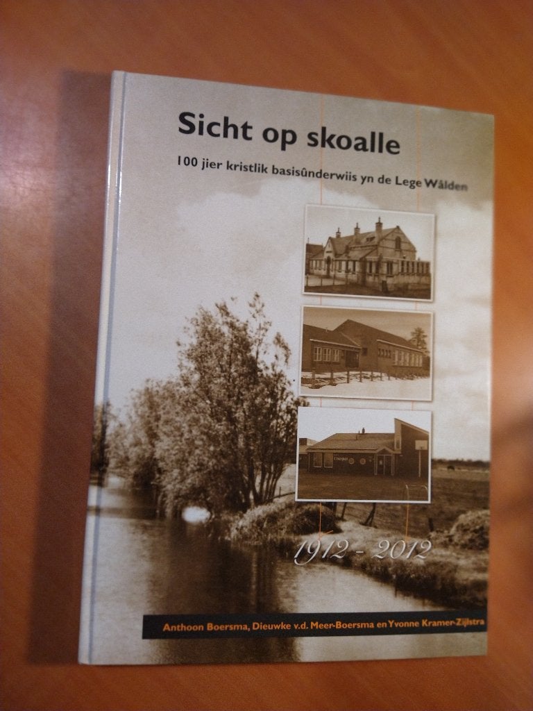 Sicht op skoalle basisûnderwiis yn de Lege Wâlden 1912.2012, Ophalen of Verzenden, Zo goed als nieuw
