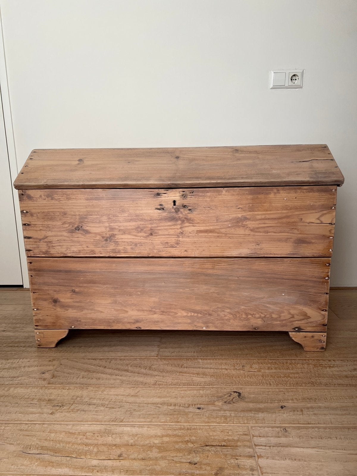 Antieke houten kist met schuin deksel en handvatten, Huis en Inrichting, 50 – 75, Gebruikt, 100 tot 150 cm, Eikenhout