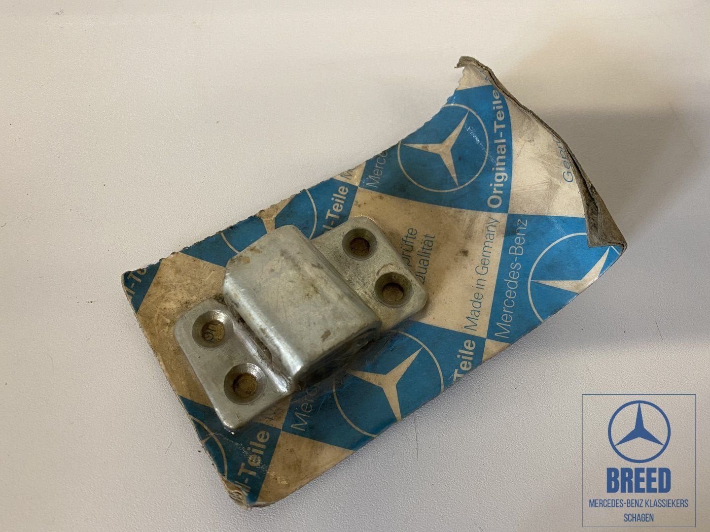 NOS slotvanger rechts Mercedes-Benz R107 W108 W113 W114 W115, -, Nieuw, Ophalen of Verzenden, -