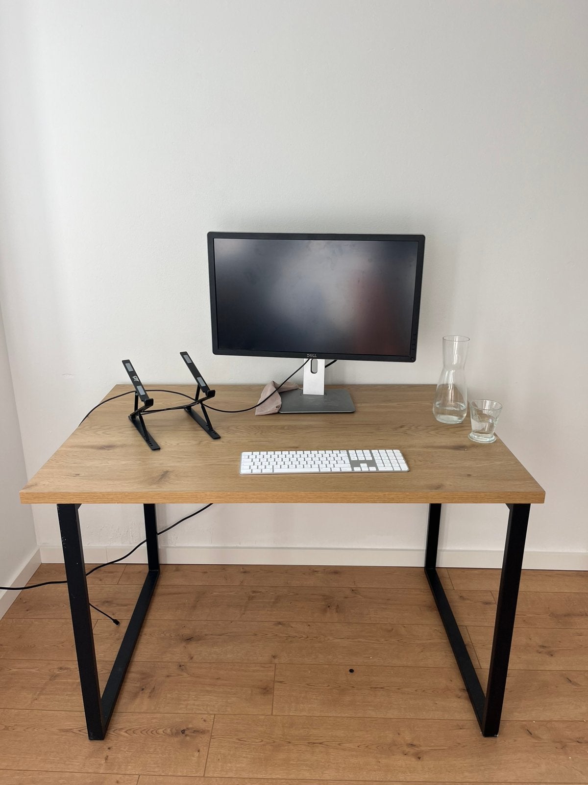 Houten bureau met zwart metalen onderstel, Ophalen, Zo goed als nieuw