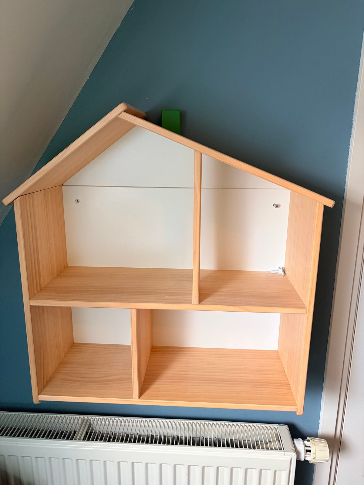 Houten huisvormige wandplank/boekenrek ikea, Ophalen, Zo goed als nieuw, Kast