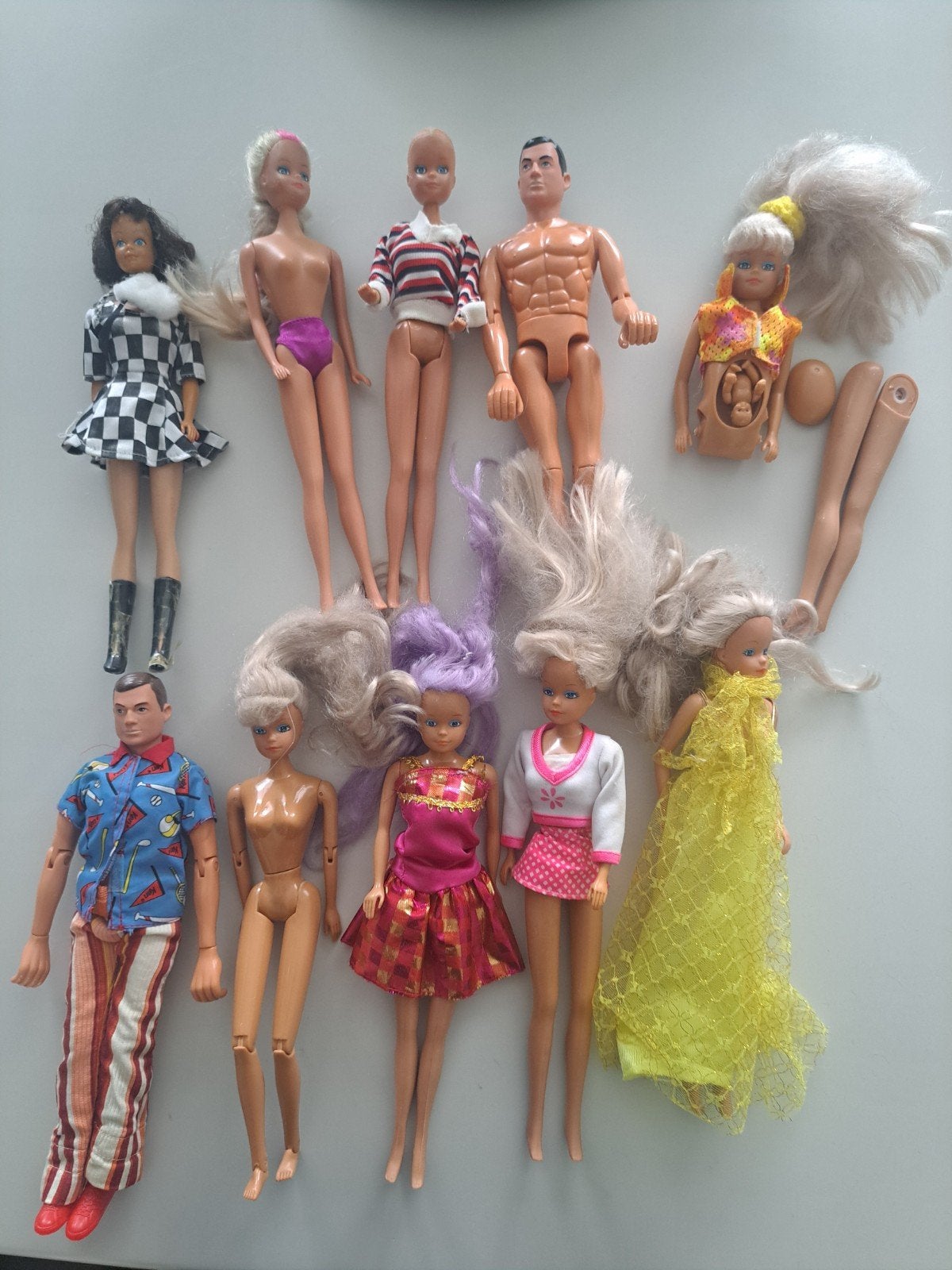 Barbie's en 2x Ken met kleding en accessoires, Ophalen of Verzenden, Gebruikt, Overige typen