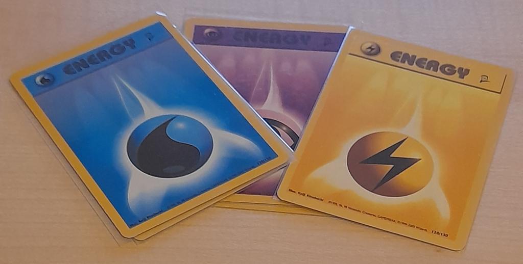 Pokémon Base Set 2: 4 Energy kaarten (3 Boosterfresh), Hobby en Vrije tijd, Verzamelkaartspellen | Pokémon, Zo goed als nieuw