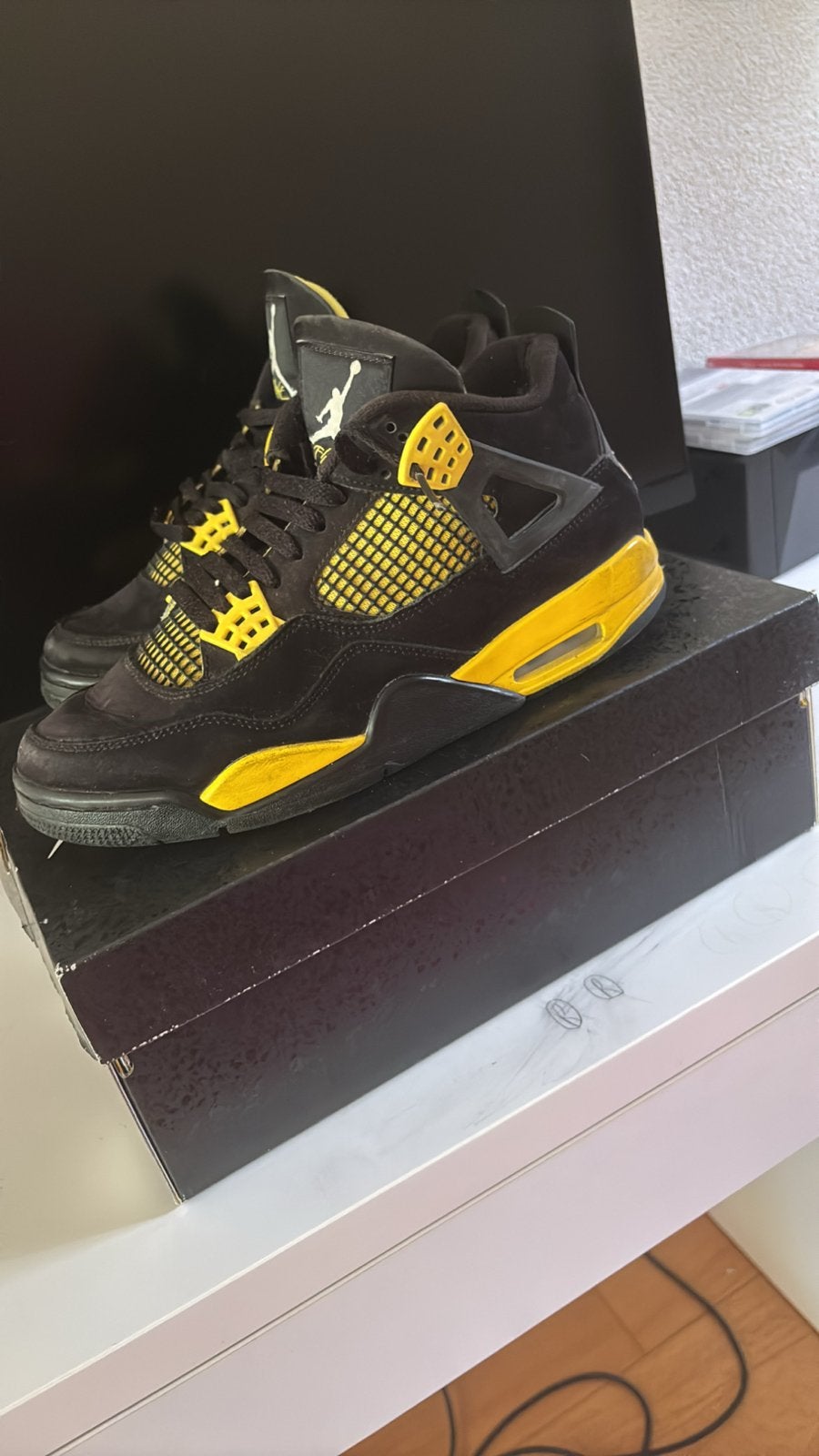 Nike Air Jordan 4 Retro Thunder (2023) - Maat 42, Kleding | Heren, Schoenen, Ophalen of Verzenden, Zo goed als nieuw, Zwart, Sneakers of Gympen