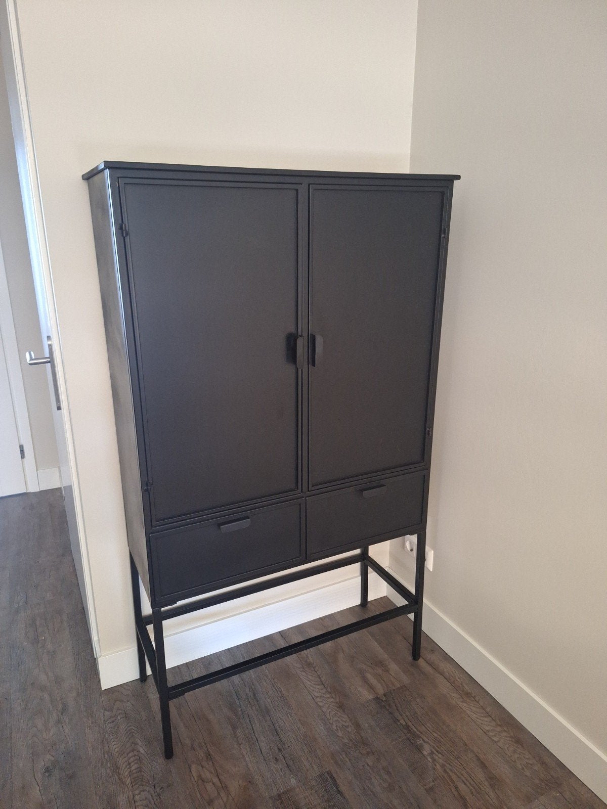 Zwart metalen wand-/opbergkast, Huis en Inrichting, Kasten | Wandmeubels, Ophalen, Gebruikt, Met deur(en), Minder dan 150 cm